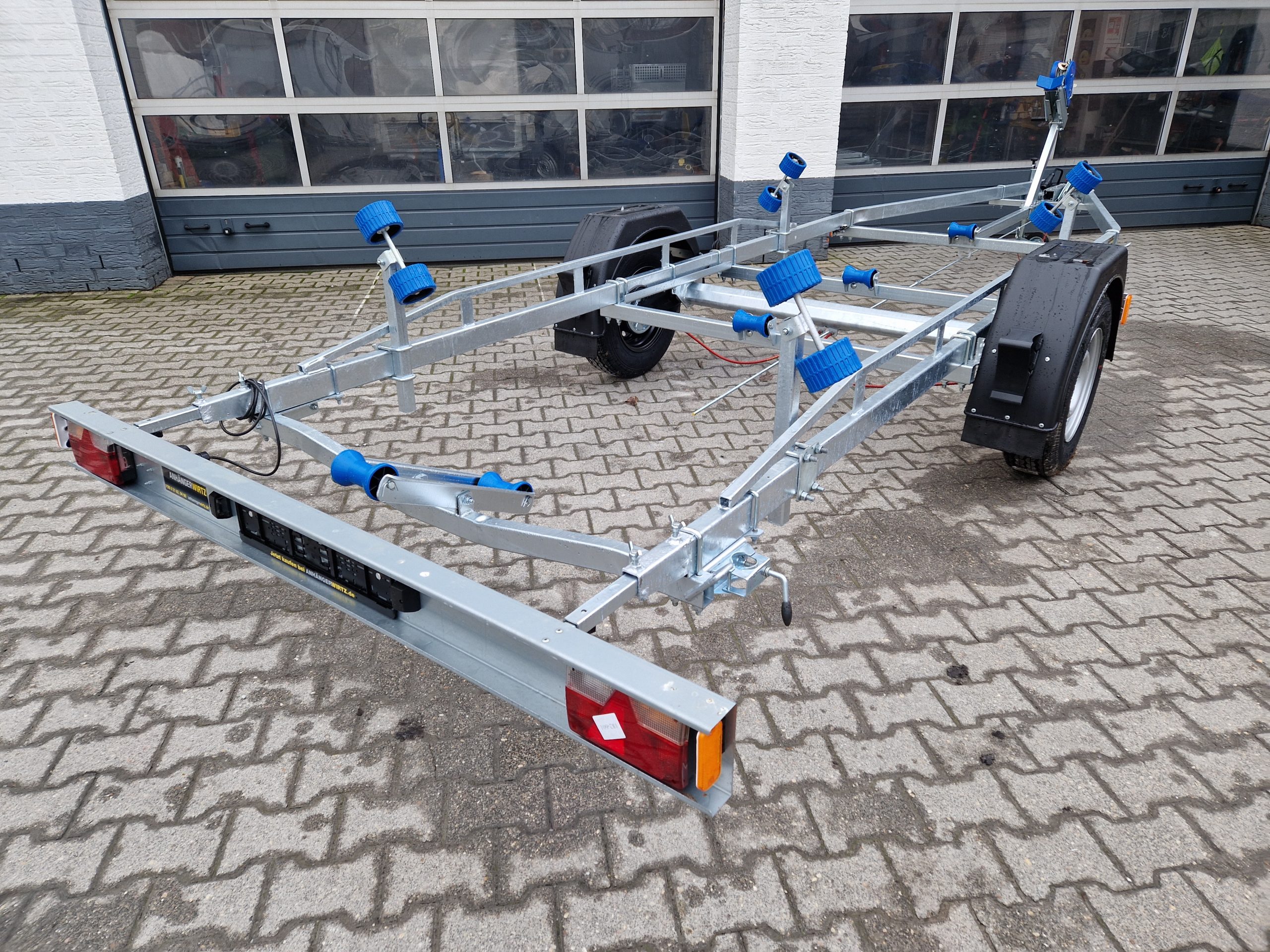 20230121_155211-scaled-1.jpg Neptun Bootstrailer Navy GN 231 1300 mit Winde 1300kg Neu – Bild 1