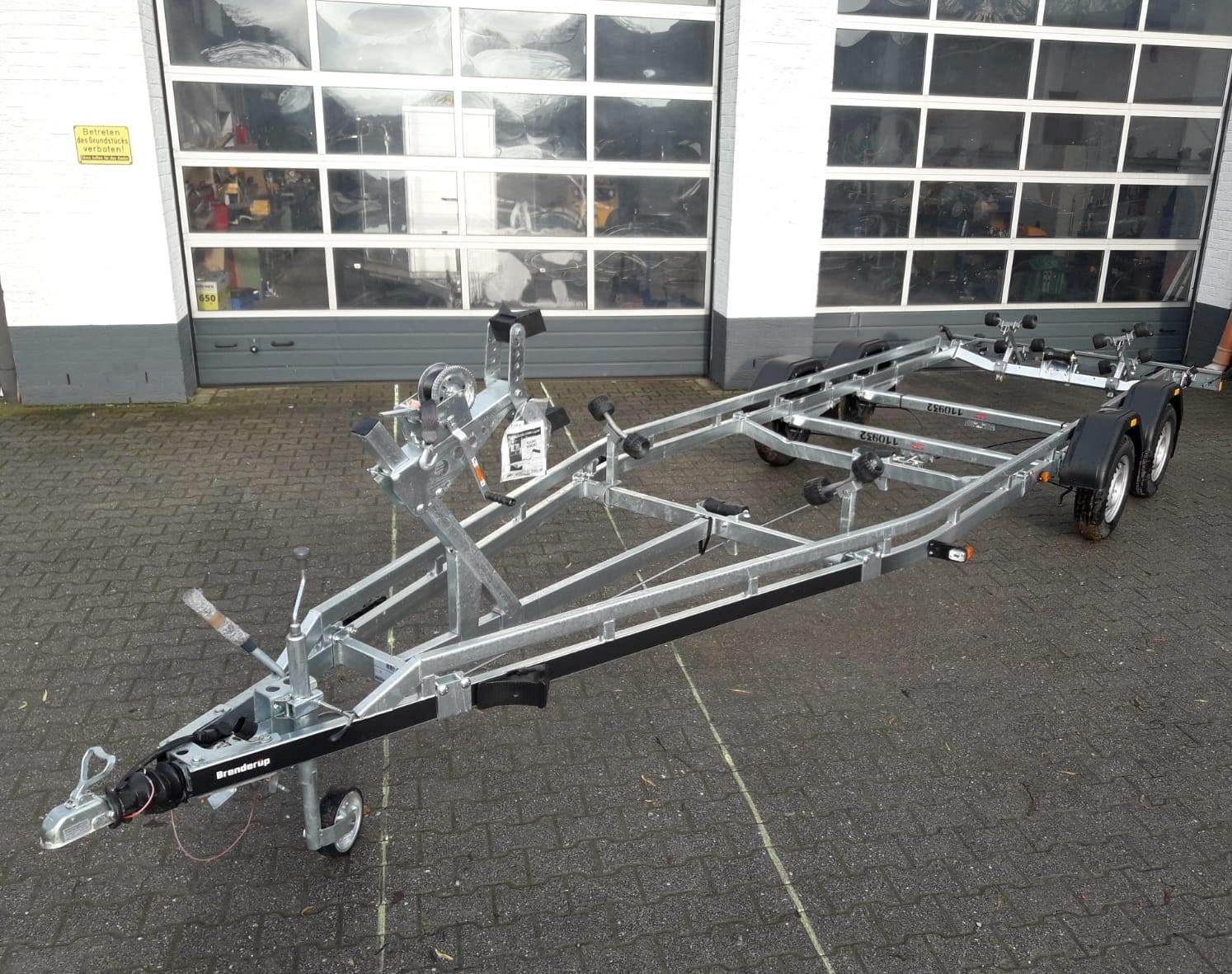 45494-13552.jpg Brenderup Bootstrailer Premium 242000 TB SR 2000 Superrollen Winde Boote bis 650cm 2000kg 312268 – Bild 1